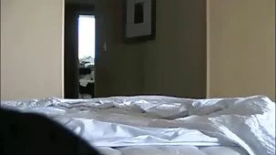Estudiante rusa culonas ardientes en pantalones de yoga se levanta para besarse en el suelo