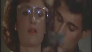 Chica sexy en sujetador quiere levantarse, porque de esa manera la gran follada es más conveniente para lesbianas ardientes follando ella