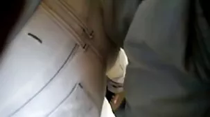 Linda asiática sin miedo a los miembros blancos grandes, incluso en un videos pornos ardientes baño público