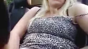 Una linda chica de aspecto deportivo se burla de un chico con un videos caseros ardientes plátano. Ella no puede evitar eyacular en su boca.