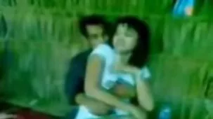 Rubia delgada y glamorosa le pide a su pareja ardiente xxx amante que se corra en su cara