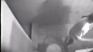 Un hombre barbudo pone culonas ardientes a una mujer madura con tetas de silicona en su polla dura.