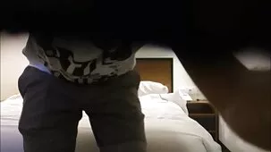 Chica latina sexy follando en una sala de chat privada en videos lesbicos ardientes línea.
