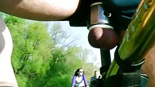 la mujer en los pantalones de mezclilla chupó la videos de sexo ardiente polla de un niño dormido.