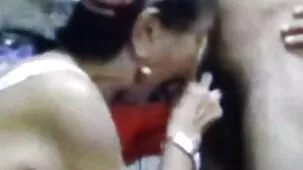 Linda chica con videos pornos mexicanos calientes amigos masturbándose delante de la cámara