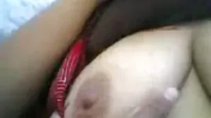 El hermano menor sorprendió a videos ardientes xxx su hermana fumando y pidió una pipa debido al silencio.