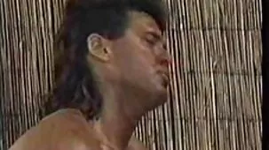 la joven rubia delgada bebió unos vasos antes del ardientesxxx beso