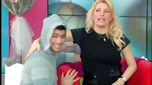 Marido sentado en la cocina viendo esposa infiel que primero probó su boca y luego su videos pornos ardientes coño