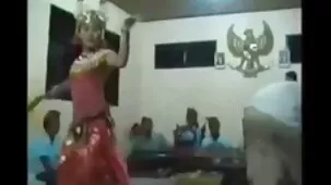 Vestida con jeans rubia quería tener sexo en videos colegialas ardientes público en un bosque denso
