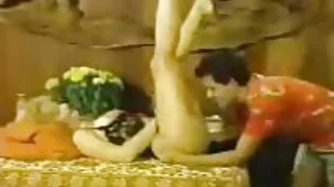 mujer de grandes tetas quiere tener sexo de pie, pero su marido, como videos colegialas ardientes siempre, le da un beso a la cama