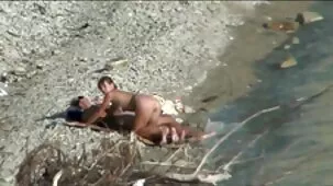 Hermana latina de grandes videos sexo ardiente tetas coqueteando con su hermano para besarlo a él y a su novia en el culo