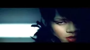 Chica dulce bajó sus pareja ardiente xxx bragas translúcidas, para sentarse en la polla de un niño