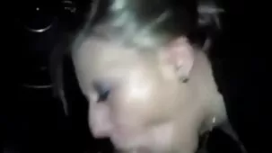 Una mujer negra fuma culonas ardientes la polla de su amante.
