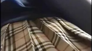 Chica delgada videos pornos de mujeres ardientes desnuda con cuello escuchará a su pareja dominante en el suelo