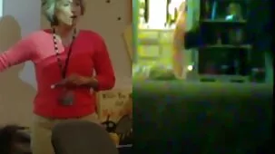 Una chica con gafas estaría feliz con un marido así que lamería su culonas ardientes vagina todos los días