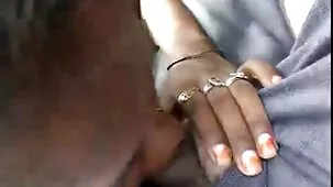 Buttfuck mujer joven, videos ardientes pornos ya sea sentado en el teléfono o en el pene
