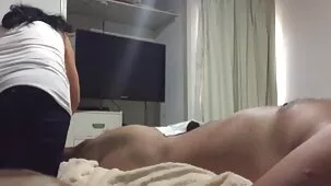 Hermosa madre con un burro redondo no le gusta su compañero de video ardientes cuarto, pero su gran polla