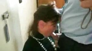 Chica curiosa midió la polla colegialas ardientes follando con una regla durante el golpe de trabajo
