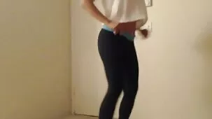 Una joven española con falda corta hecha pública fumando directamente en el mujeres ardientes follando estacionamiento
