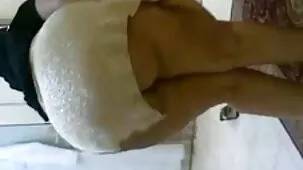 El esposo de una mujer le pide que le haga videos pornos de mujeres ardientes sexo oral cada vez.