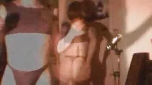 follar suavemente a una morena acostada boca abajo y correrse en su ardientesxxx culo