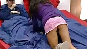 Chica emocionada con beso en el pezón follando piercing durante la grabación de video en línea petardas ardientes