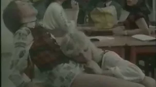 Fumar de pie de cerca por una estúpida mujer china de 18 años lesbianas ardientes follando