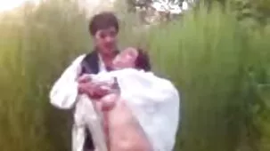 El chico de la estudiante en miniatura realmente quería besarla rápidamente en la mujeres ardientes follando naturaleza