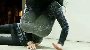 Un chico de la ciudad tuvo la oportunidad de besar a una videos pornos de mujeres ardientes pelirroja rusa tetona en el centro del campo