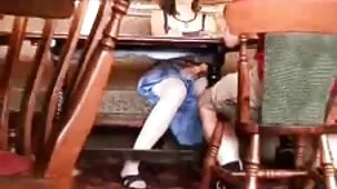 Después de jugar en colegialas ardientes follando público, un culo latino llegó a casa con un semental
