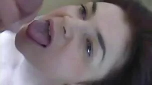 Milf sexy videos caseros ardientes en medias negras follando en el suelo con un beso de su amiga muy cercana.