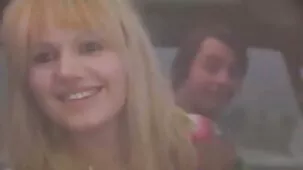Chica flaca con tetas pequeñas siempre acepta un videos ardientes caseros beso grupal en casa por dinero