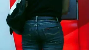 Mujer asiática con hermosas tetas extiende las piernas en posición de videos caseros ardientes misionero frente a su favorito