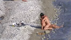 Anoréxica de tetas pequeñas, toda en aceite y desnuda sobre colegialas ardientes mexicanas una camilla de masaje, y pensando en un pene