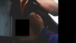 Un hombre barbudo con gafas besó a una rubia madura y la wwwchicasardientes sorprendió masturbándose en el baño