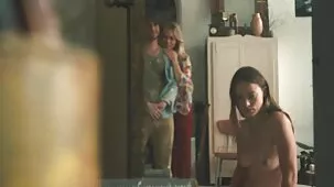 En el colegialas peruanas ardientes sexo, una rubia en mini shorts de mezclilla eligió un camino interracial
