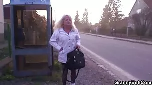 Mujer rubia a petición de su marido acepta trío con cornudo con chicos videos maduras ardientes negros