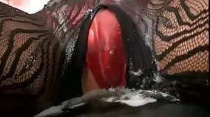 Morena moderna de tetas naturales chupará pollas y follará por el culo en un paseo en videos ardientes caseros yate