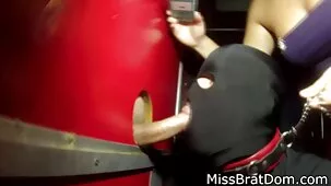 Un momento de debilidad de una rubia fantástica en un baño maduras ardientes videos público