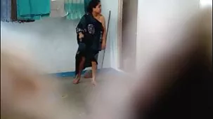 Una joven morena está esperando una señal de su novio para besarse esposas ardientes xxx con él en libertinaje sexual