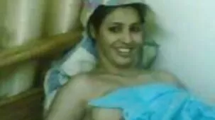 Saltando sobre un enorme falo de goma y metiéndome el mamas ardientes xxx puño