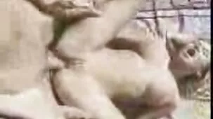 Mujer rusa follando en videos de sexo ardiente una silla y en el suelo con un beso joven.