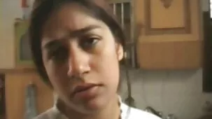 Trío con una belleza borracha sangrienta con las luces apagadas videos pornos ardientes