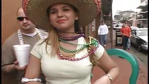 Sexo NOK con belleza rizada con tetas tetonas y culonas ardientes de silicona
