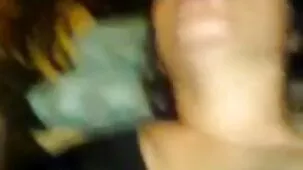 La chica en la parte de atrás del sombrero recibe colegialas mexicanas ardientes una bofetada en la cara