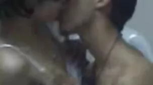 Chica francesa en lencería retirada no con un hombre, sino con un tetonas calientes follando consolador